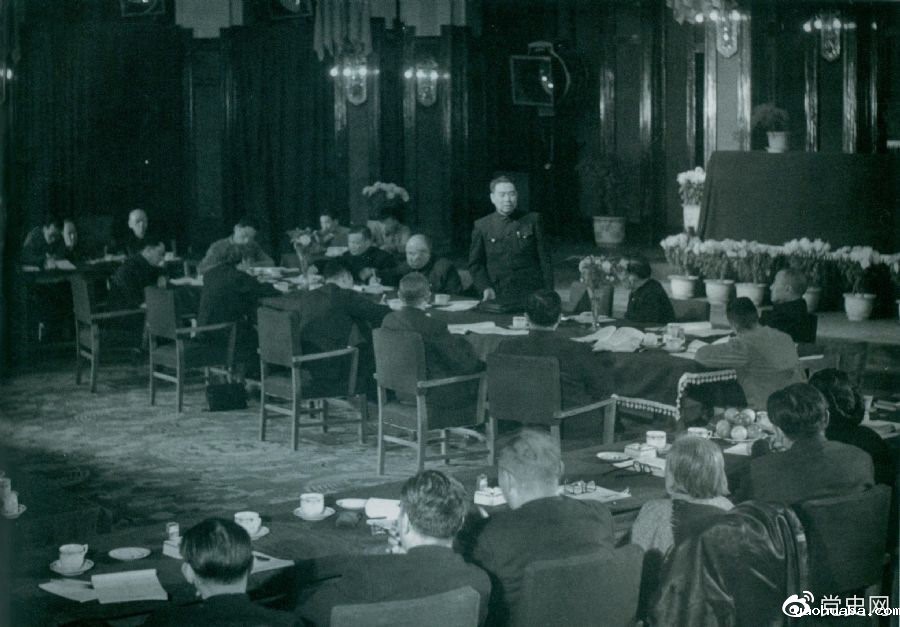 　　1949年10月21日，周恩来主持召开中央人民政府政务院第一次会议。正面左起：陈云、董必武、周恩来、郭沫若、黄炎培。