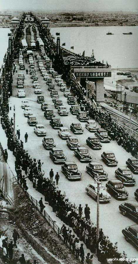 1957年10月15日，武汉长江大桥举行通车典礼。这是中国在长江上修建的第一座铁路、公路两用桥梁。图为通车典礼。