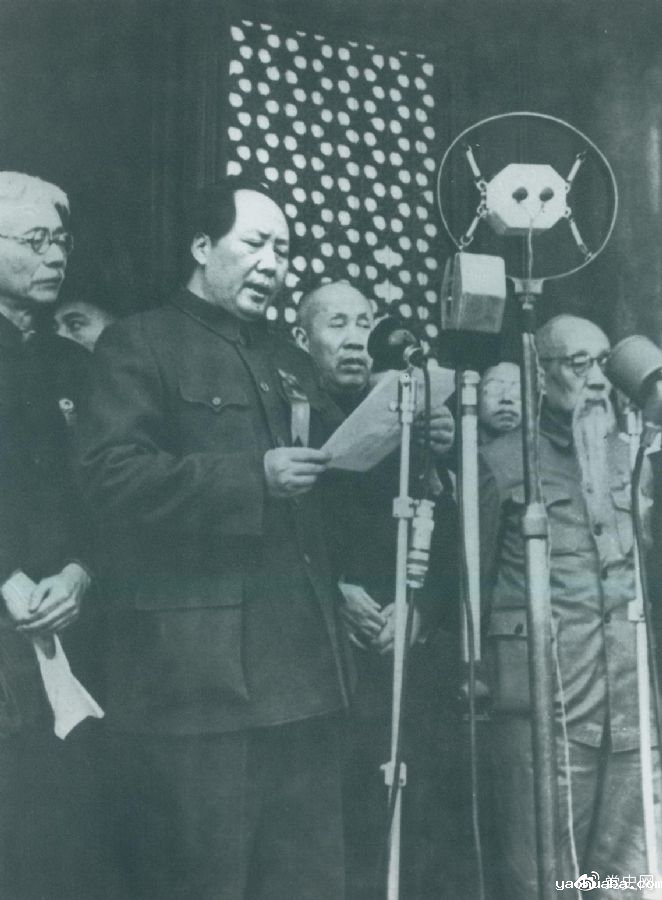 　　开国大典。1949年10月1日，毛泽东在天安门城楼上庄严宣告：中华人民共和国成立了！